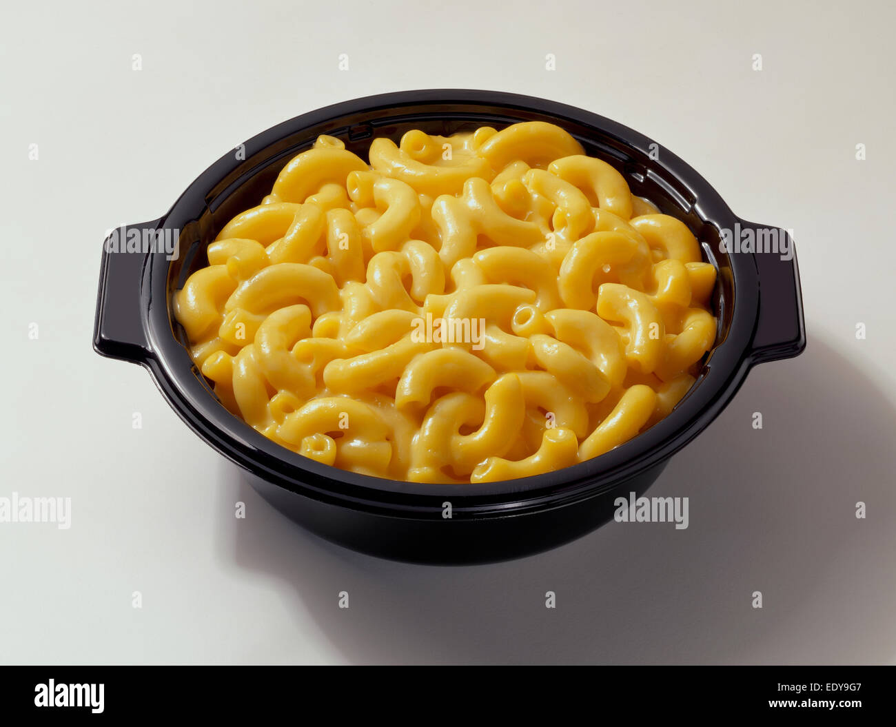 Mac und Cheese Mikrowelle Schüssel auf weißem Hintergrund Stockfoto