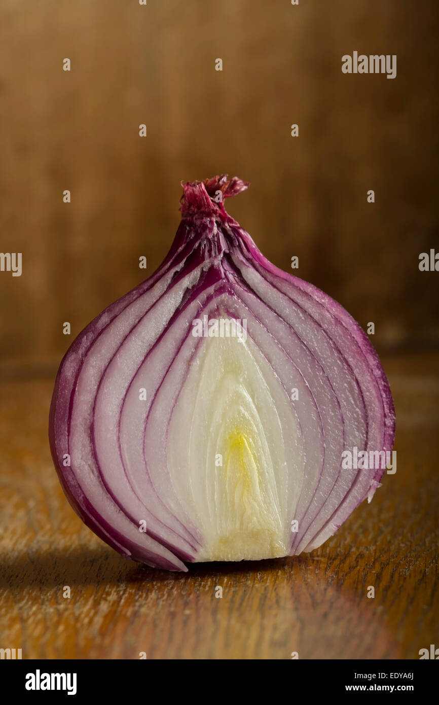 Rote Zwiebel auf einem dunklen Vintage Tisch Stockfoto
