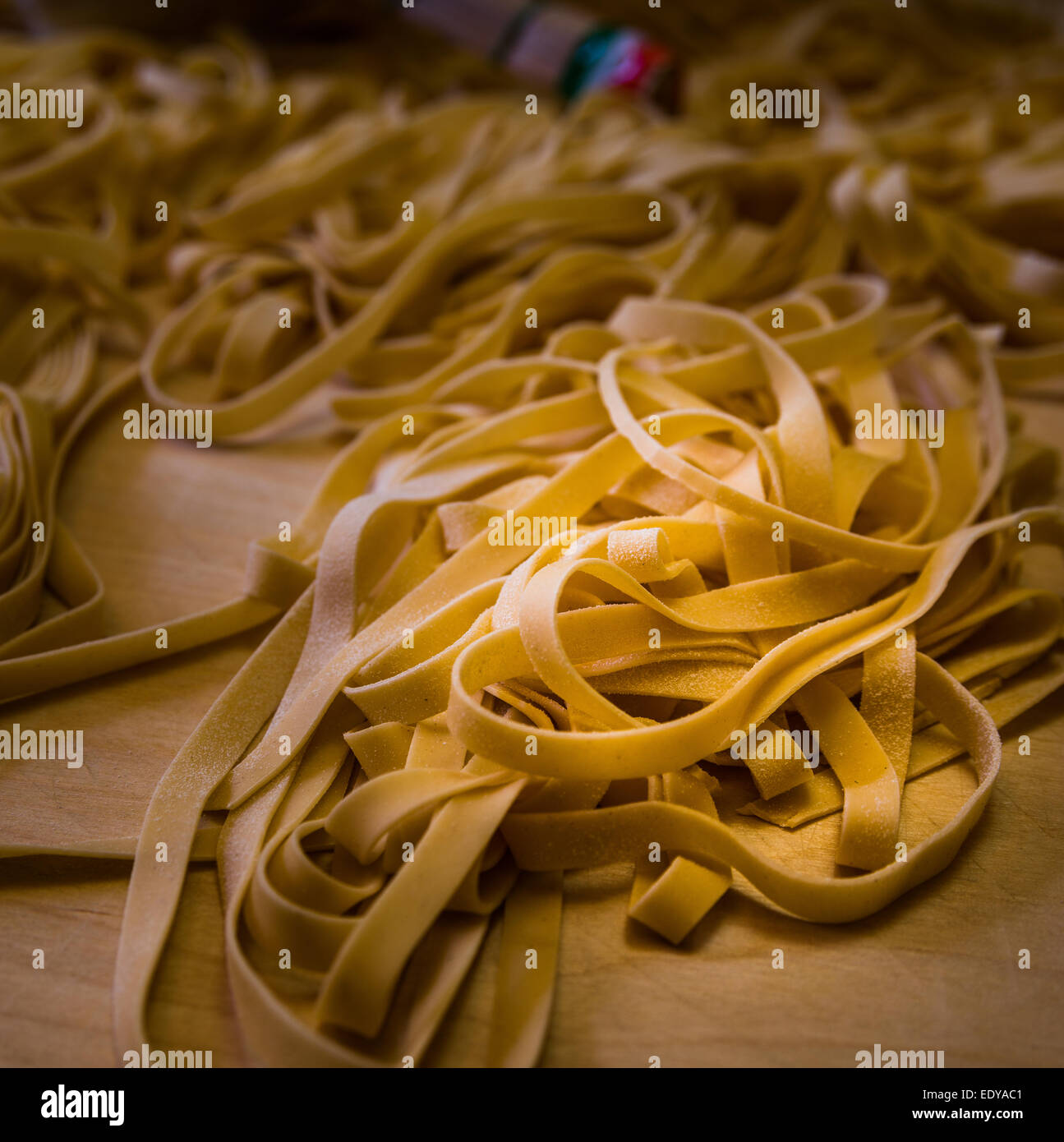 Bandnudeln oder Tagliatelle schneiden bereit, Kochen Stockfoto