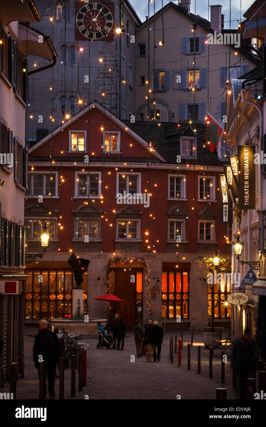 Eine Gasse in der Altstadt von Zürich in der Nacht mit Weihnachtsbeleuchtung, Schweiz. Stockfoto