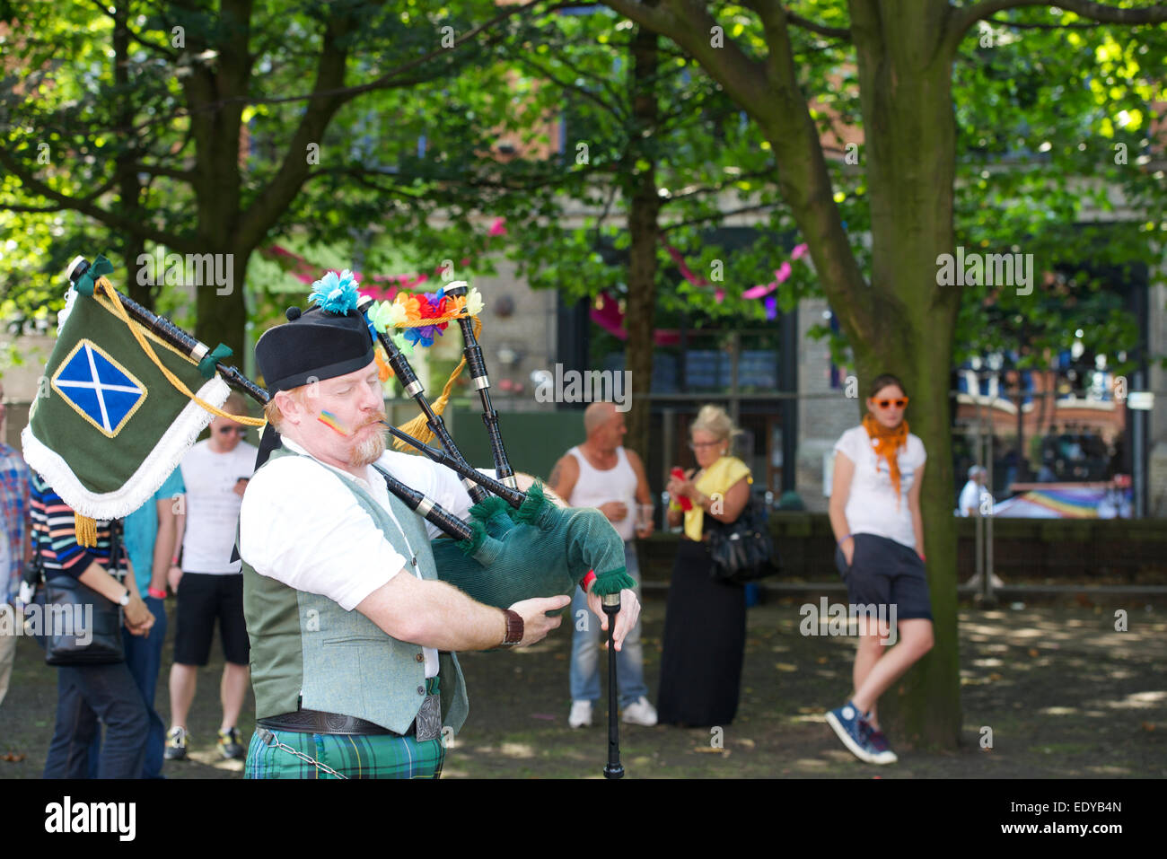 Piper spielt in Sackville Gärten während der Manchester Gay Pride. Stockfoto