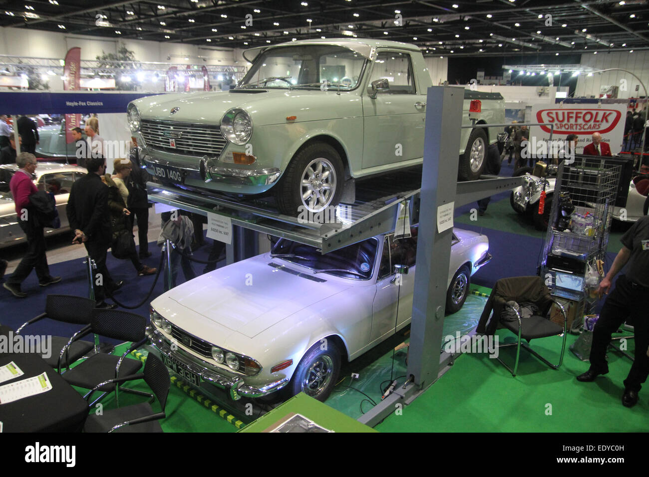 London, UK - 11. Januar 2015. Hunderte von Auto-Enthusiasten nahmen an der Gründungsversammlung Classic Car Show, die im Londoner Excel Centre abgehalten wurde. Die Show, die vorgestellten motorisierten Catwalk laufen vom 8. - 11. am Veranstaltungsort Docklands. Bildnachweis: David Mbiyu / Alamy Live News Stockfoto