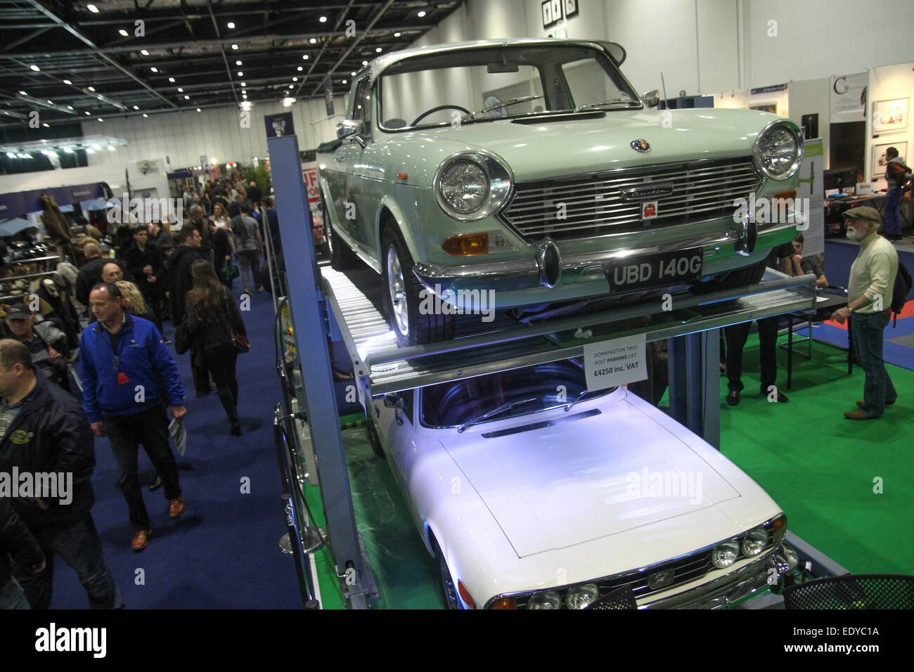 London, UK - 11. Januar 2015. Hunderte von Auto-Enthusiasten nahmen an der ersten Classic Car Show, die in London stattfand, ist ein Excel-Center. Die Show, die vorgestellten motorisierten Catwalk laufen vom 8. - 11. am Veranstaltungsort Docklands. Bildnachweis: David Mbiyu / Alamy Live News Stockfoto