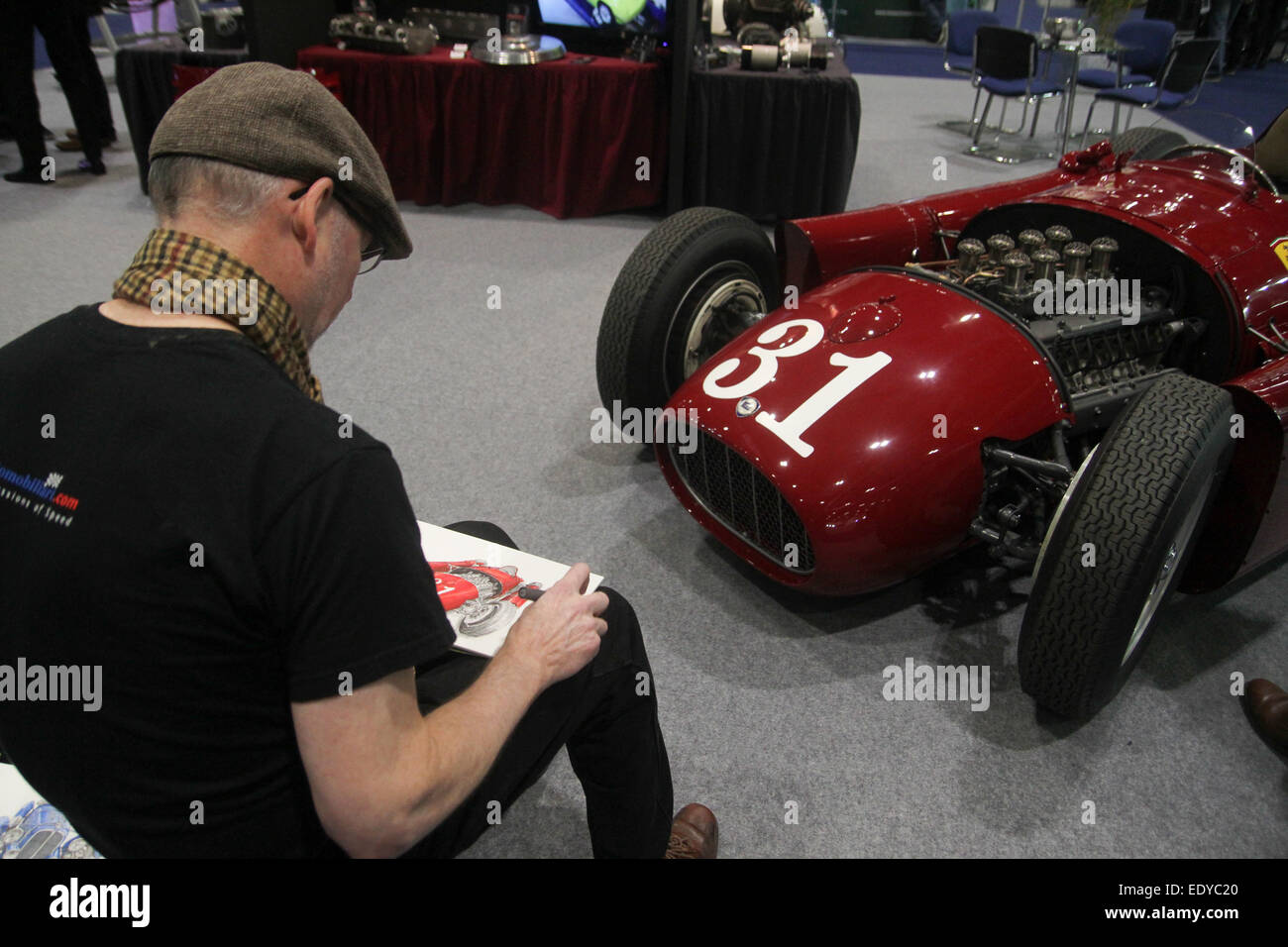 London, UK - 11. Januar 2015. Künstlerin skizziert eine 1955 Lancia D50A Formel Eins eine Strategie, fünf gebaut von Originalplänen an der konstituierenden Classic Car Show, die in London abgehalten wurde ein Excel-Center. Bildnachweis: David Mbiyu / Alamy Live News Stockfoto