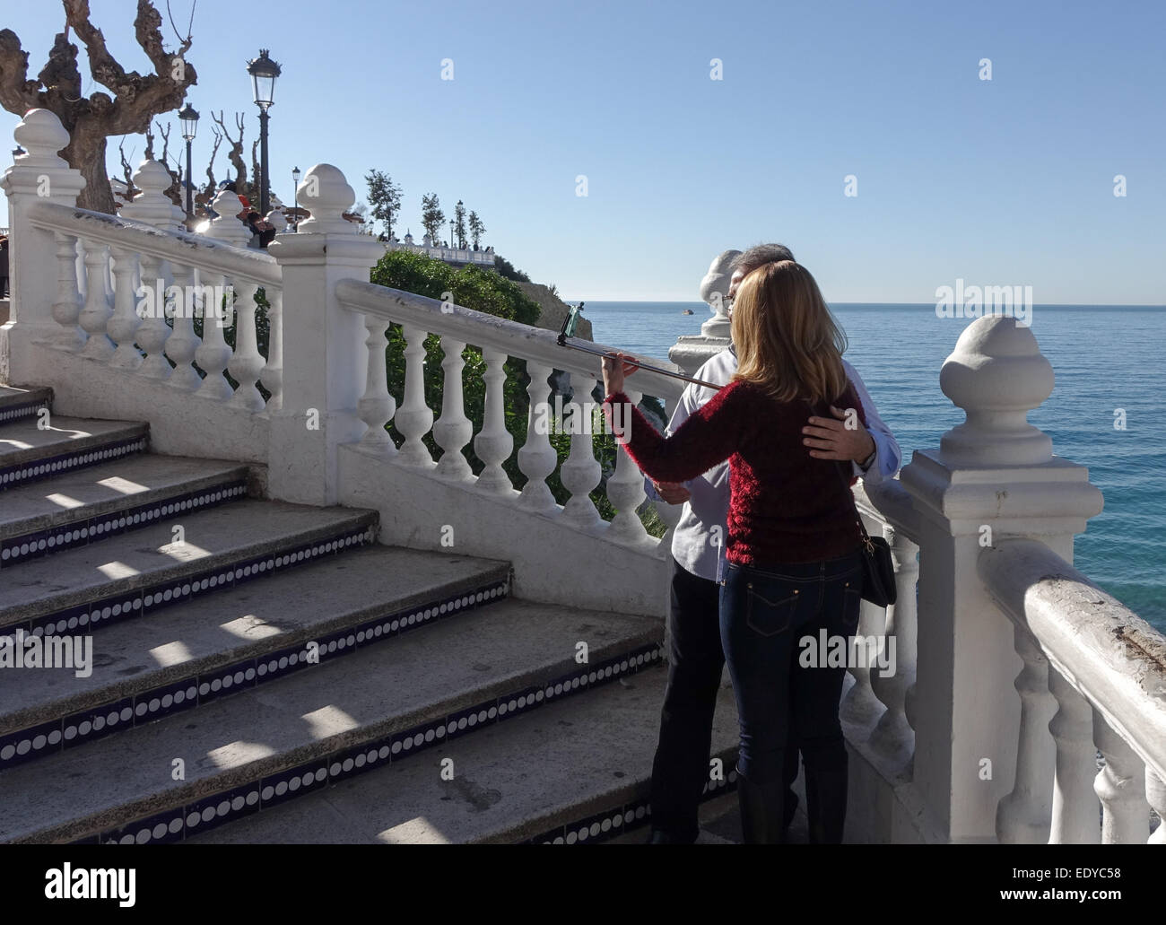 Älteres paar unter selfy per Selfie-Stick und Handy, Handy-Bild an sonnigen Tag am Meer in Benidorm. Stockfoto