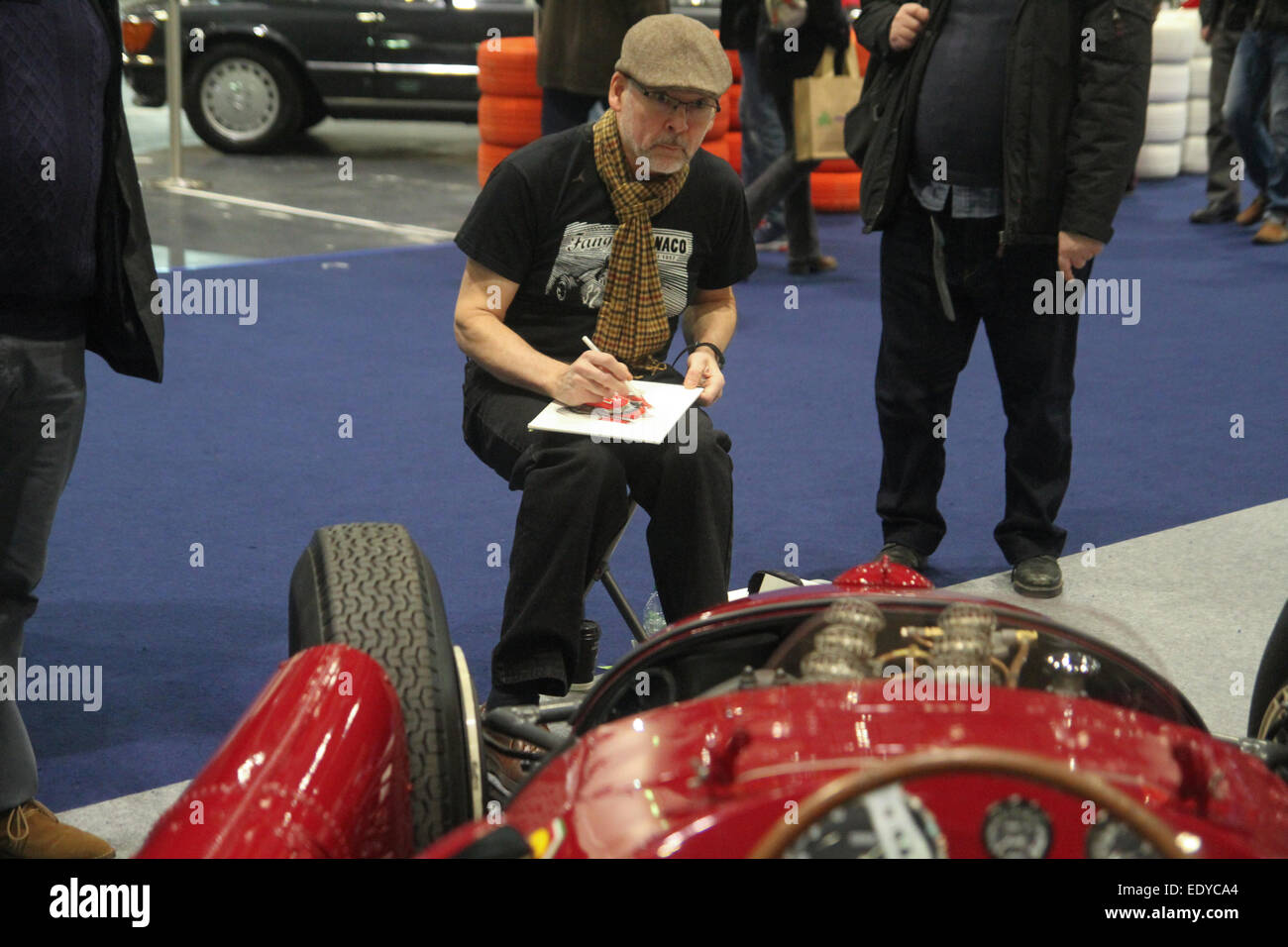 London, UK - 11. Januar 2015. Künstlerin skizziert eine 1955 Lancia D50A Formel Eins eine Strategie, fünf gebaut von Originalplänen an der konstituierenden Classic Car Show, die in London abgehalten wurde ein Excel-Center. Bildnachweis: David Mbiyu / Alamy Live News Stockfoto