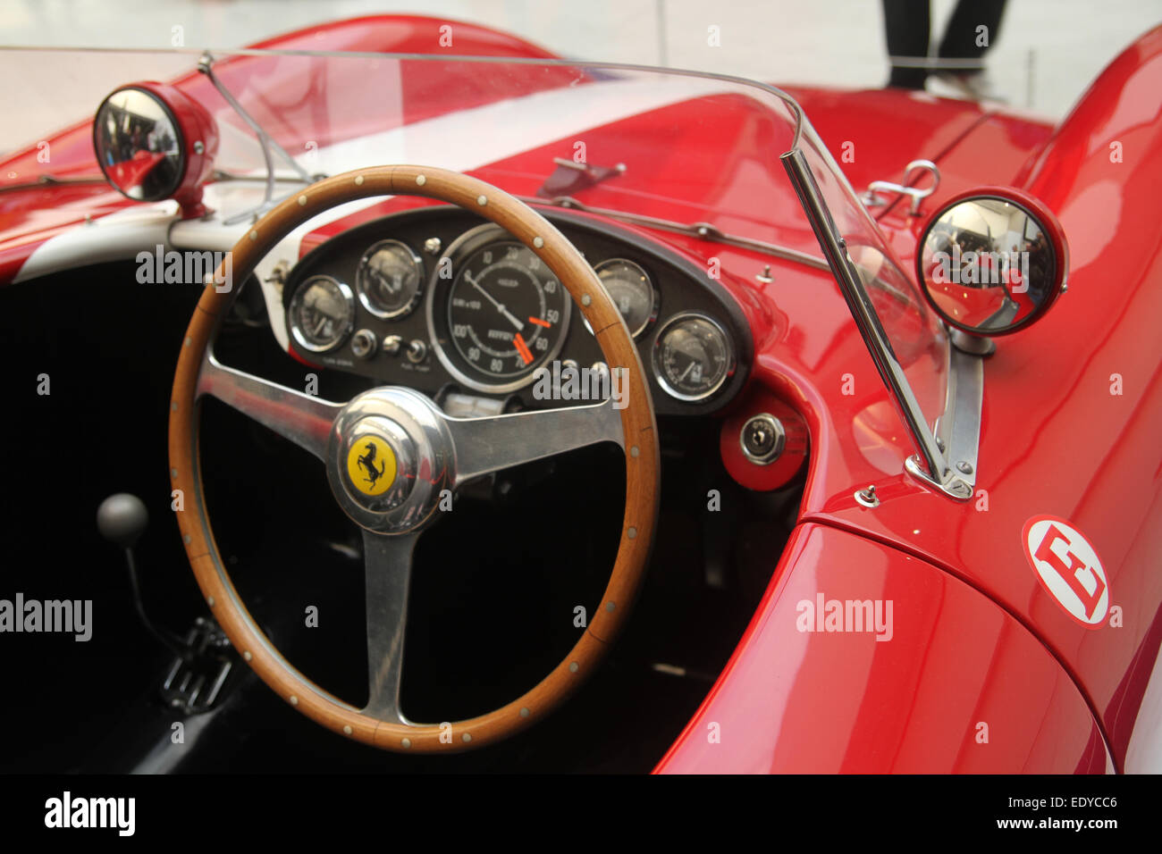 London, UK - 11. Januar 2015. Details zu Joe Macari Ferrari auf dem Display an der konstituierenden Classic Car Show, die in London stattfand ist ein Excel-Center. Die Show, die vorgestellten motorisierten Catwalk laufen vom 8. - 11. am Veranstaltungsort Docklands. Bildnachweis: David Mbiyu / Alamy Live News Stockfoto