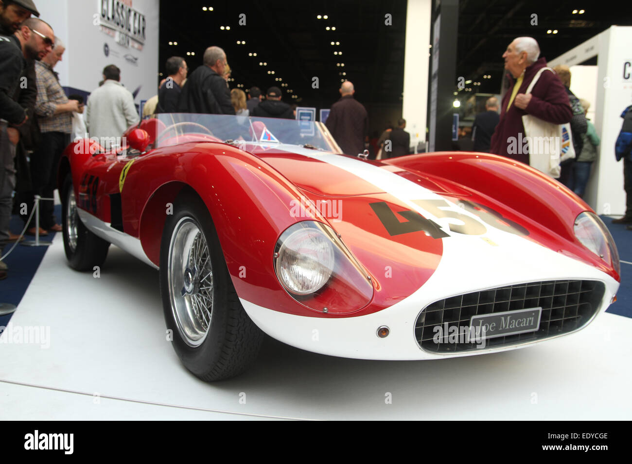 London, UK - 11. Januar 2015. Menschen gesehen Joe Macari Ferrari auf der konstituierenden Classic Car Show, die in London stattfand zu bewundern ist ein Excel-Center. Die Show, die vorgestellten motorisierten Catwalk laufen vom 8. - 11. am Veranstaltungsort Docklands. Bildnachweis: David Mbiyu / Alamy Live News Stockfoto