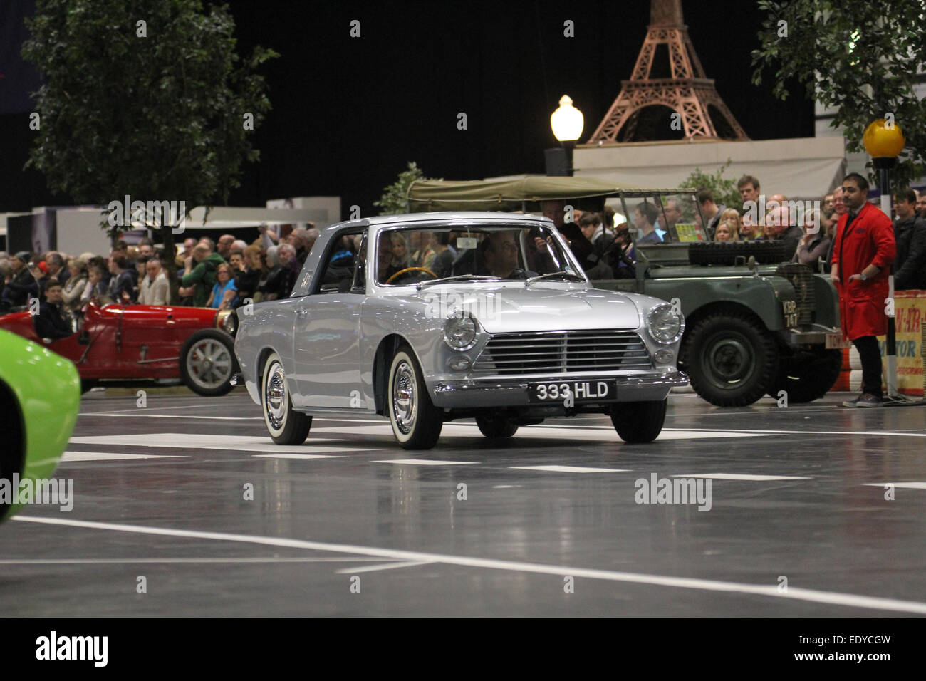 London, UK - 11. Januar 2015. Eine Furt, die sächsischen Cortina auf der Grand Avenue gefahren ist, als Hunderte von Auto-Enthusiasten der ersten Classic Car Show besucht, die in London stattfand ist ein Excel-Center. Die Show, die vorgestellten motorisierten Catwalk laufen vom 8. - 11. am Veranstaltungsort Docklands. Bildnachweis: David Mbiyu / Alamy Live News Stockfoto