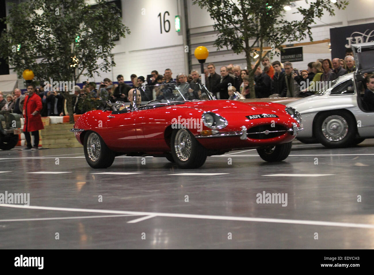 London, UK - 11. Januar 2015. Hunderte von Auto-Enthusiasten nahmen an der ersten Classic Car Show, die in London stattfand, ist ein Excel-Center. Die Show, die vorgestellten motorisierten Catwalk laufen vom 8. - 11. am Veranstaltungsort Docklands. Bildnachweis: David Mbiyu / Alamy Live News Stockfoto