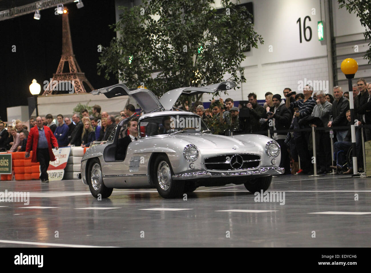 London, UK - 11. Januar 2015. Hunderte von Auto-Enthusiasten, die der konstituierenden Classic Car Show der Mercedes Benz 300 besucht vorbei an der Grand Avenue London flitzen zu sehen, ist ein Excel-Center. Die Show, die vorgestellten motorisierten Catwalk laufen vom 8. - 11. am Veranstaltungsort Docklands. Bildnachweis: David Mbiyu / Alamy Live News Stockfoto