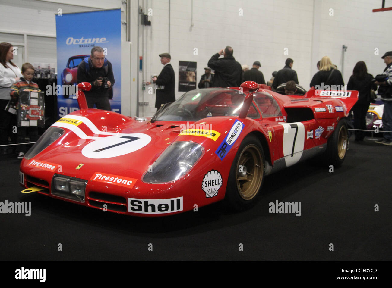 London, UK - 11. Januar 2015. Ein Rallye-Auto-Enthusiasten bewundert einen Ferrari 512 s bei der Le Mans-Stall, als Hunderte von Auto-Enthusiasten der konstituierenden besucht eine Excel Centre der Classic Car Show, die in London stattfand. Die Show, die vorgestellten motorisierten Catwalk laufen vom 8. - 11. am Veranstaltungsort Docklands. Bildnachweis: David Mbiyu / Alamy Live News Stockfoto