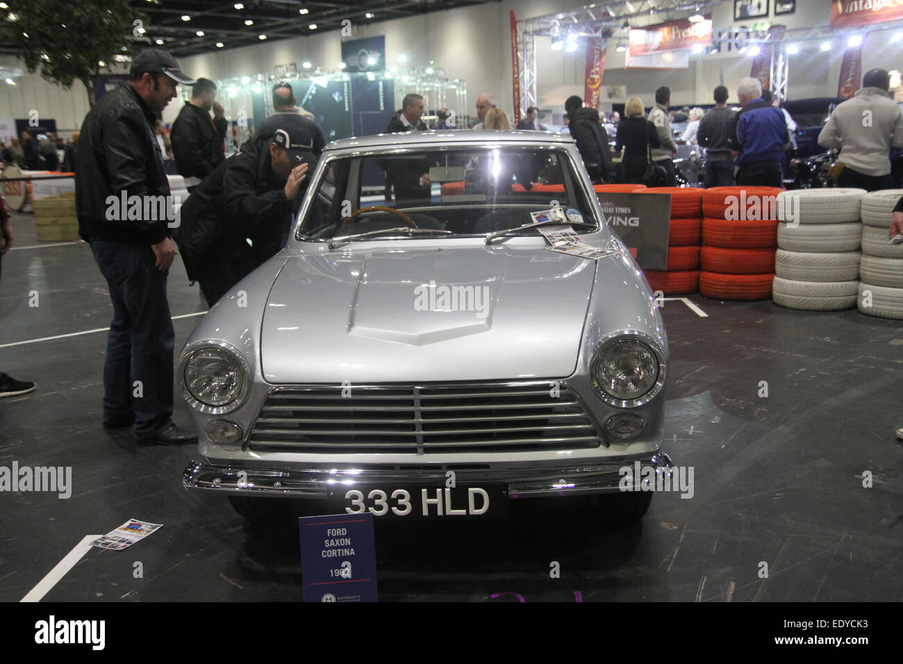 London, UK - 11. Januar 2015. Ford sächsischen Cortina 1962 Hunderte von Auto-Enthusiasten besuchte der konstituierenden Classic Car Show, die in London stattfand, ist ein Excel-Center. Die Show, die vorgestellten motorisierten Catwalk laufen vom 8. - 11. am Veranstaltungsort Docklands. Bildnachweis: David Mbiyu / Alamy Live News Stockfoto