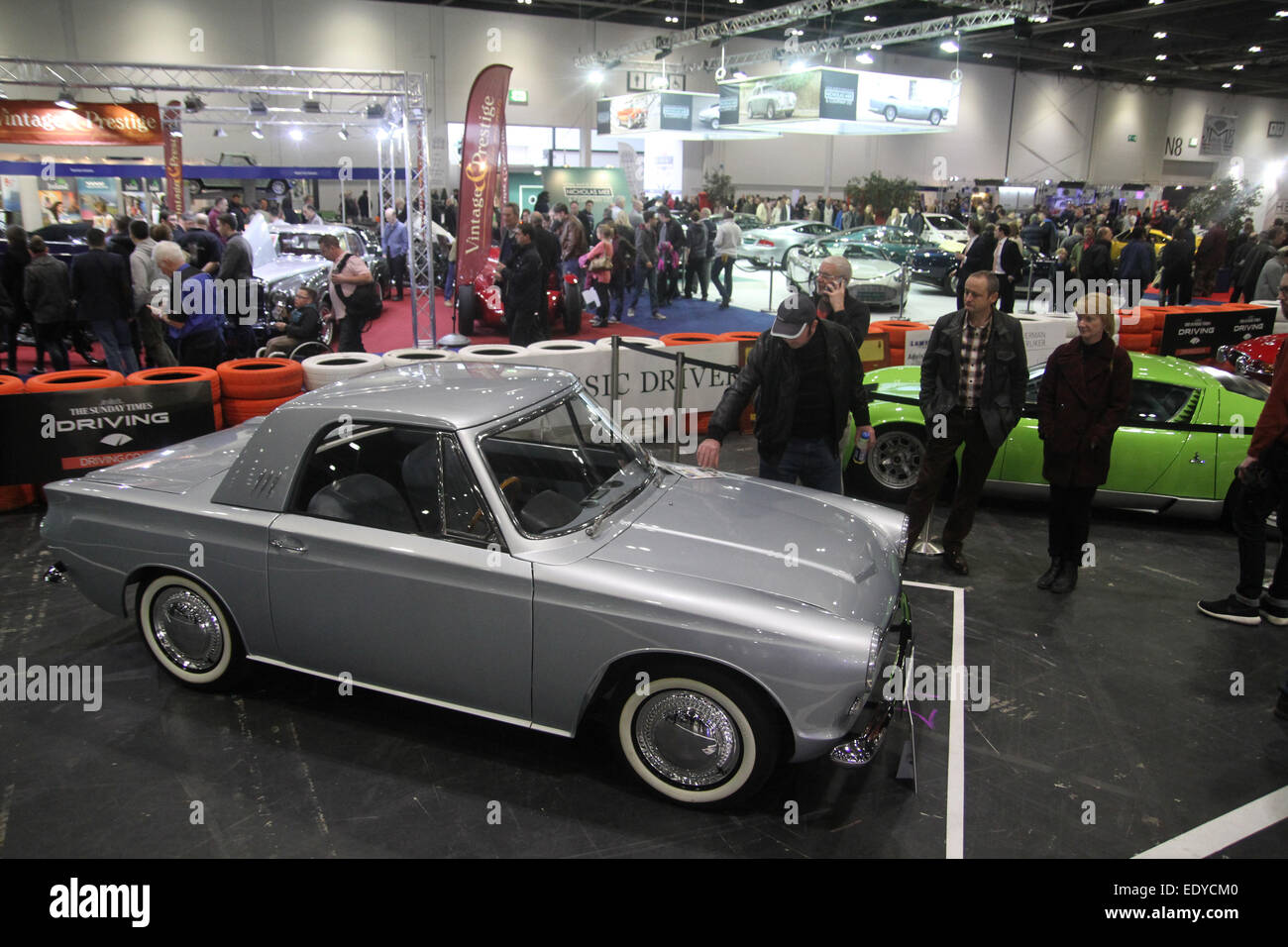 London, UK - 11. Januar 2015. Hunderte von Auto Enthusiants nahmen an der ersten Classic Car Show, die in London stattfand, ist ein Excel-Center. Die Show, die vorgestellten motorisierten Catwalk laufen vom 8. - 11. am Veranstaltungsort Docklands. Bildnachweis: David Mbiyu / Alamy Live News Stockfoto