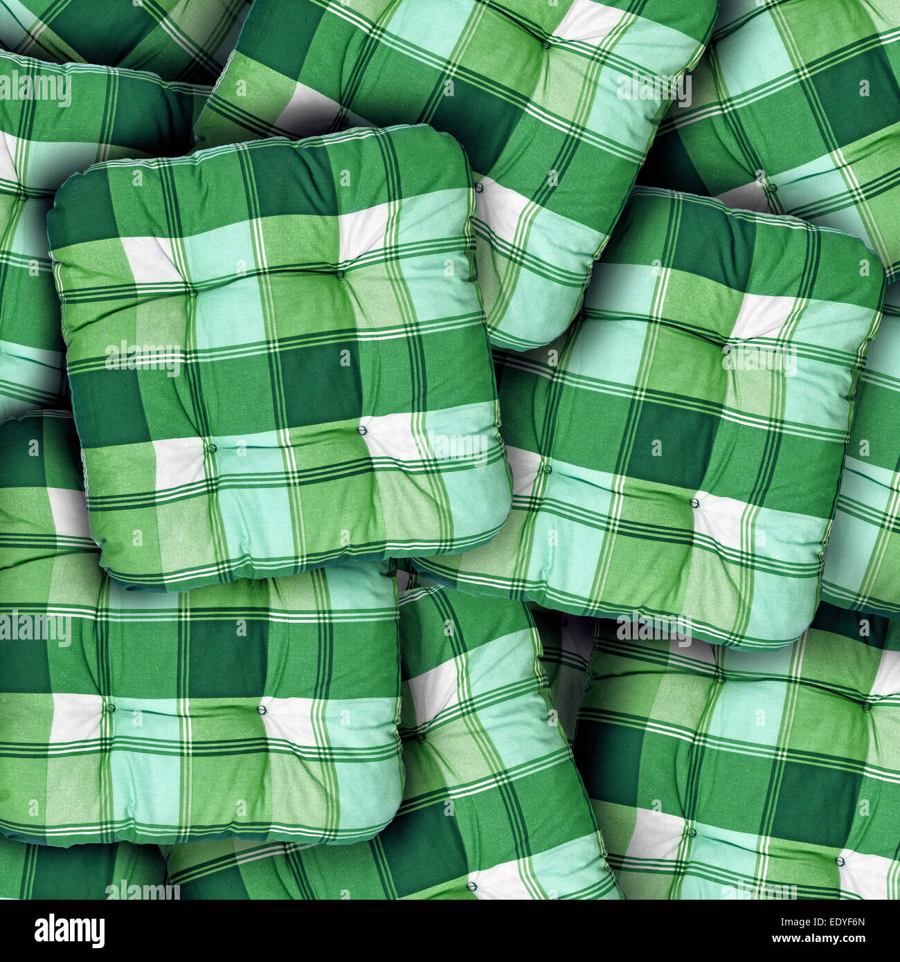 Karo grün Kissen Haufen als home Innendekoration Hintergrund Stockfoto