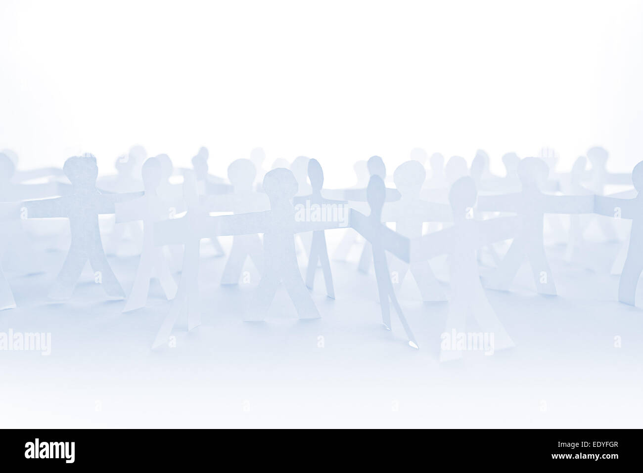 Menschen Scherenschnitt Kette als Masse oder Teamarbeit abstraktes Konzept mit weißen Textfreiraum Stockfoto
