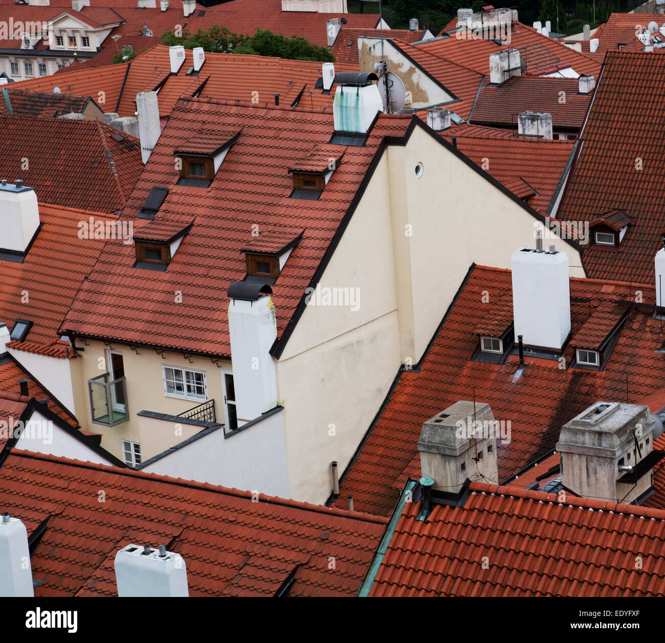 Draufsicht auf roten Ziegeldächer, Prag Stockfoto