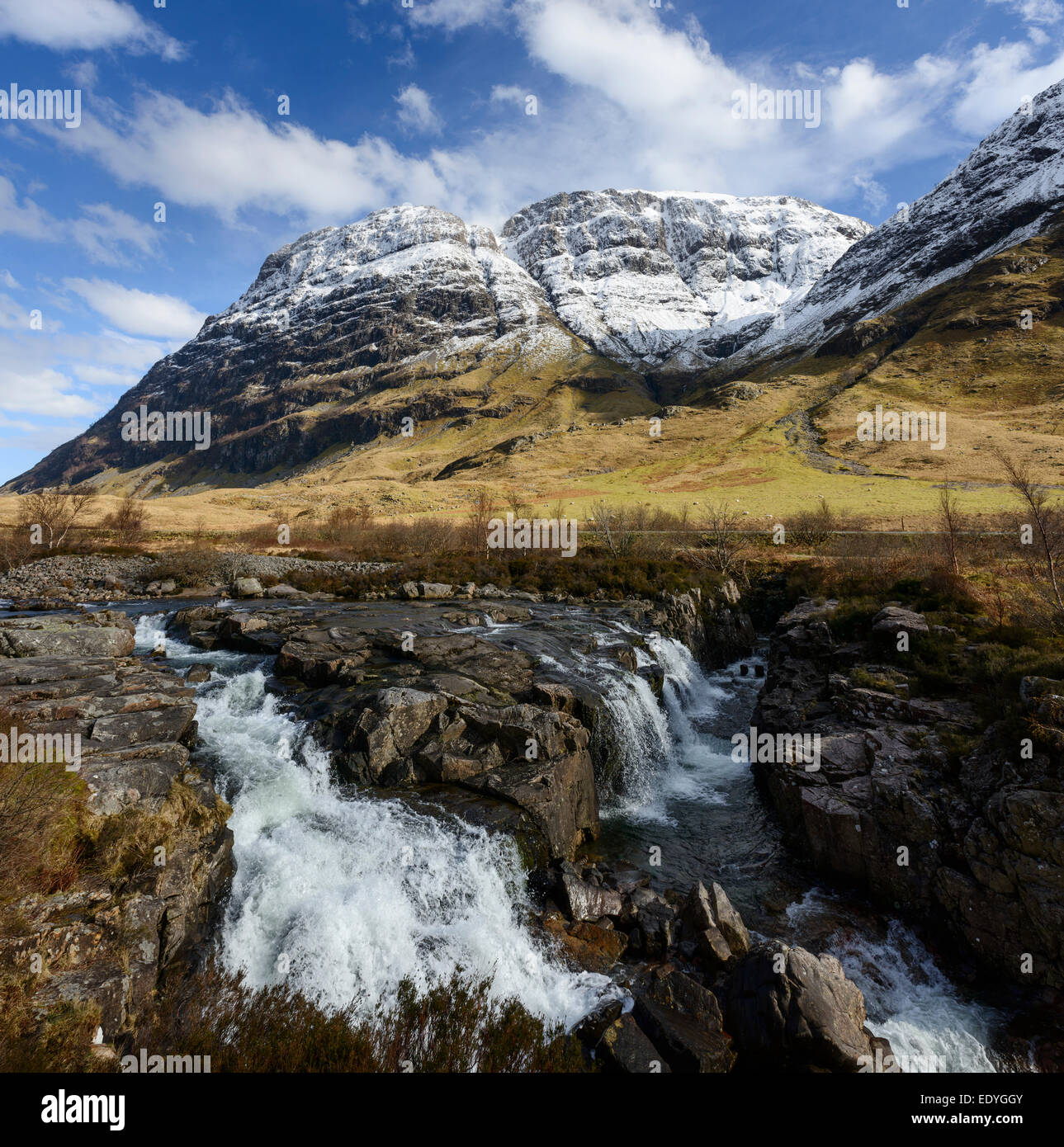 Der Fluss Coe mit den Klippen von Aonach Dubh Strebepfeiler im Hintergrund Stockfoto