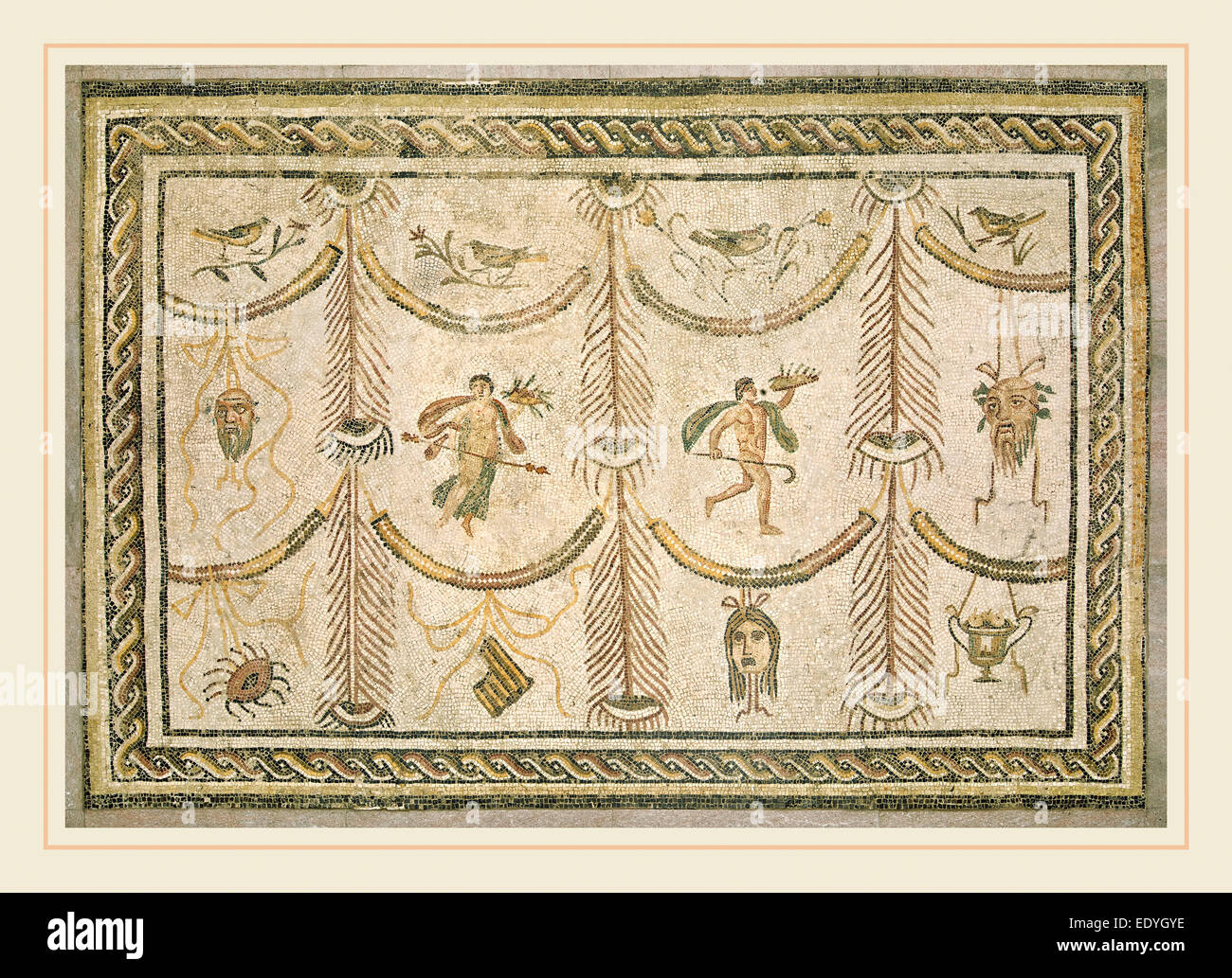 Roman 3. Jahrhundert, Symbole des Bacchus als Gott des Weines und der Theater, c. 200-225 n. Chr., Mosaik, Marmor und Glas Stockfoto