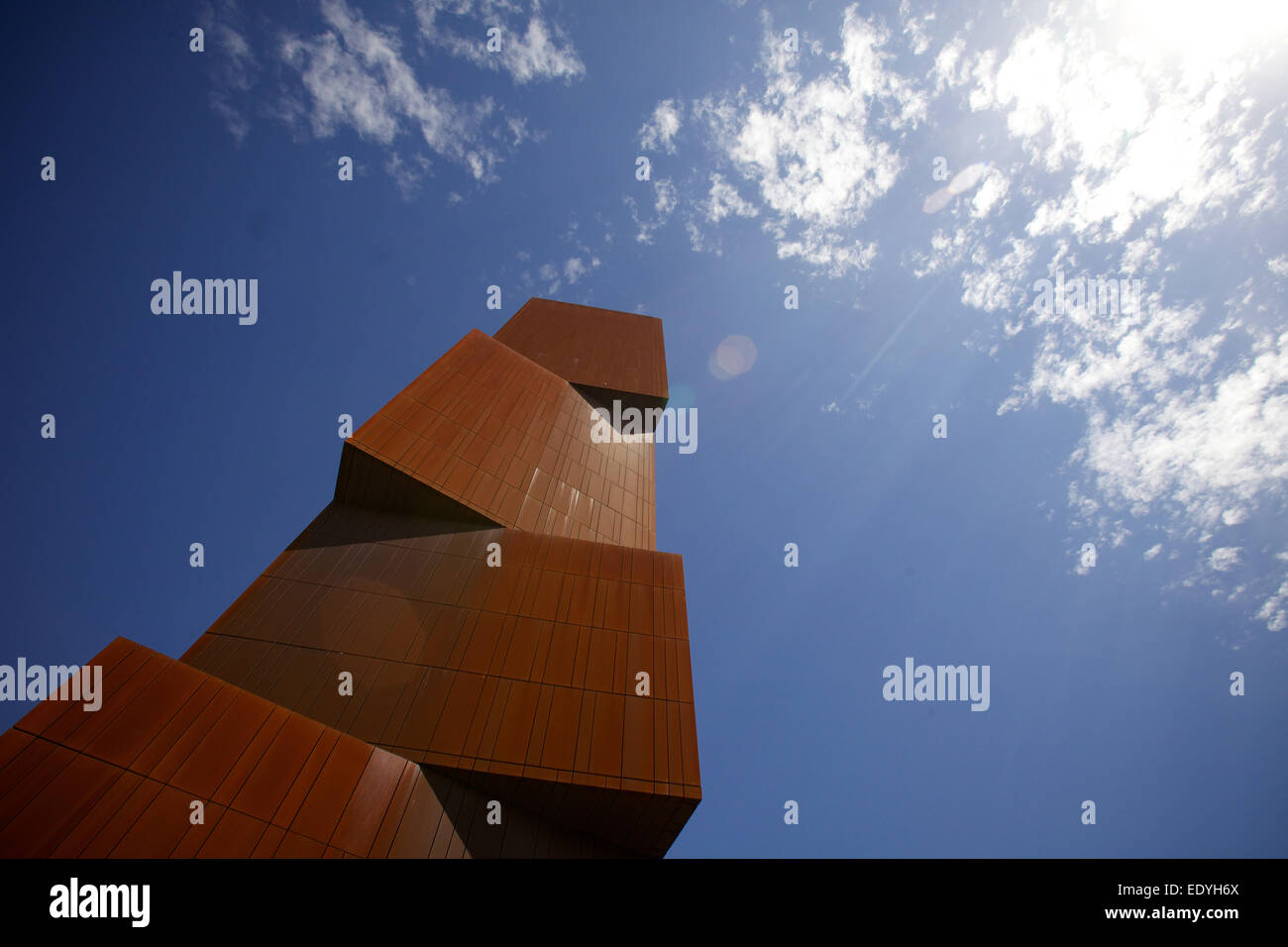 Schuss der Fernsehturm vor blauem Himmel Stockfoto