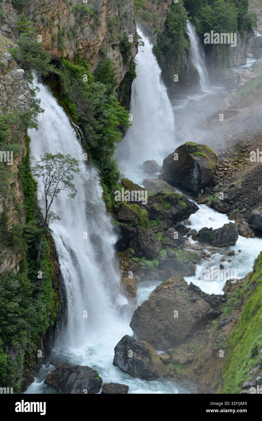 Diese Wasserfälle befinden sich in der Türkei - Anti-Taurus-Gebirge (Aladağlar). Kapuzbasi Wasserfälle ergeben sich aus der hohen Klippe. Stockfoto