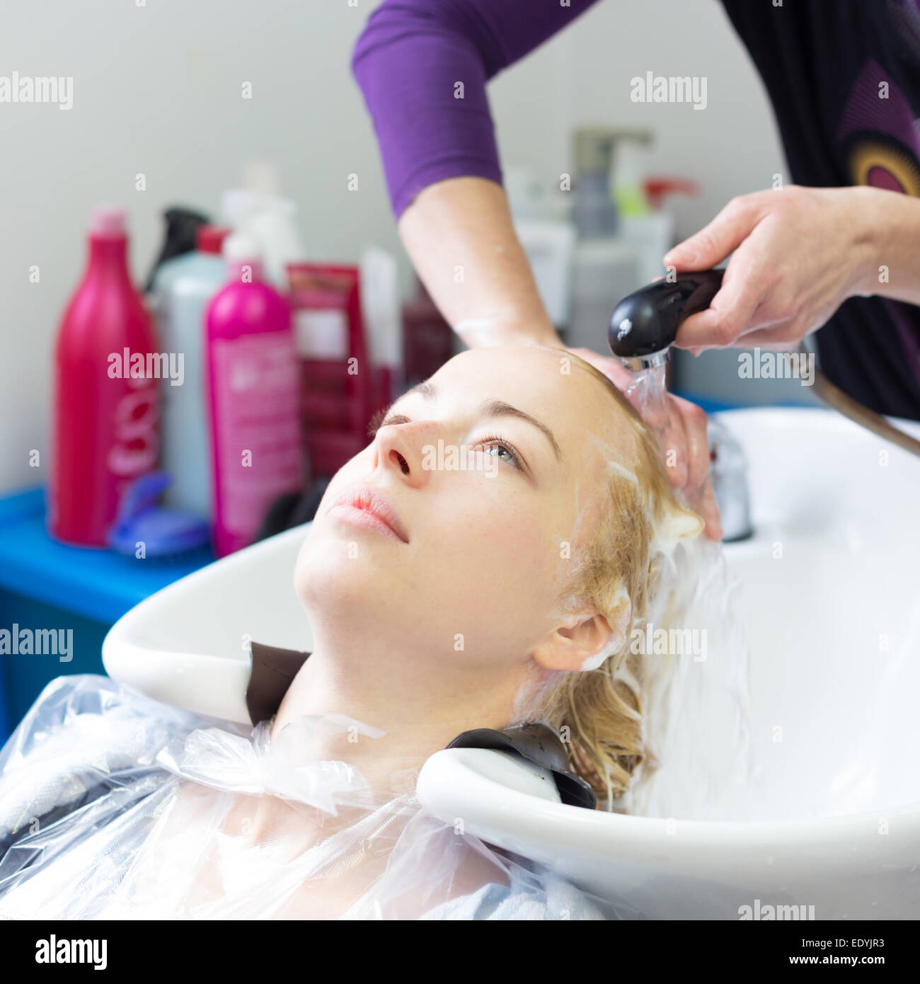 Friseursalon. Frau während der Haarwäsche. Stockfoto