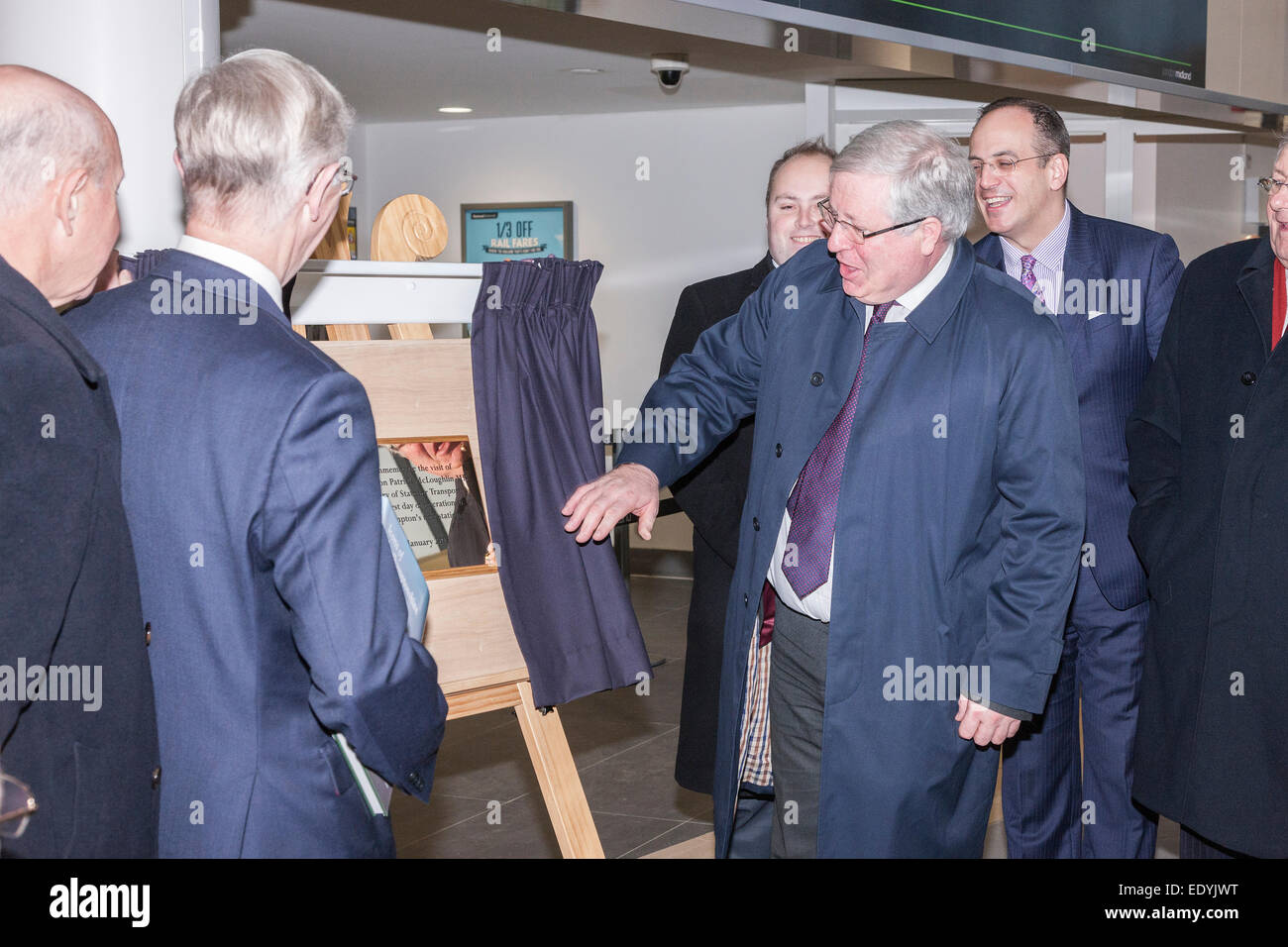 Northampton, UK. 12. Januar 2015. Der neue Bahnhof von Northampton eröffnet für Passagiere, die heute Morgen um 04:00 am 0845 durch die Verkehrsminister Patrick McLoughlin eingeweiht wurde durch die Enthüllung einer Gedenktafel. Zentrum, Guthaben: Keith J Smith. / Alamy Live News Stockfoto