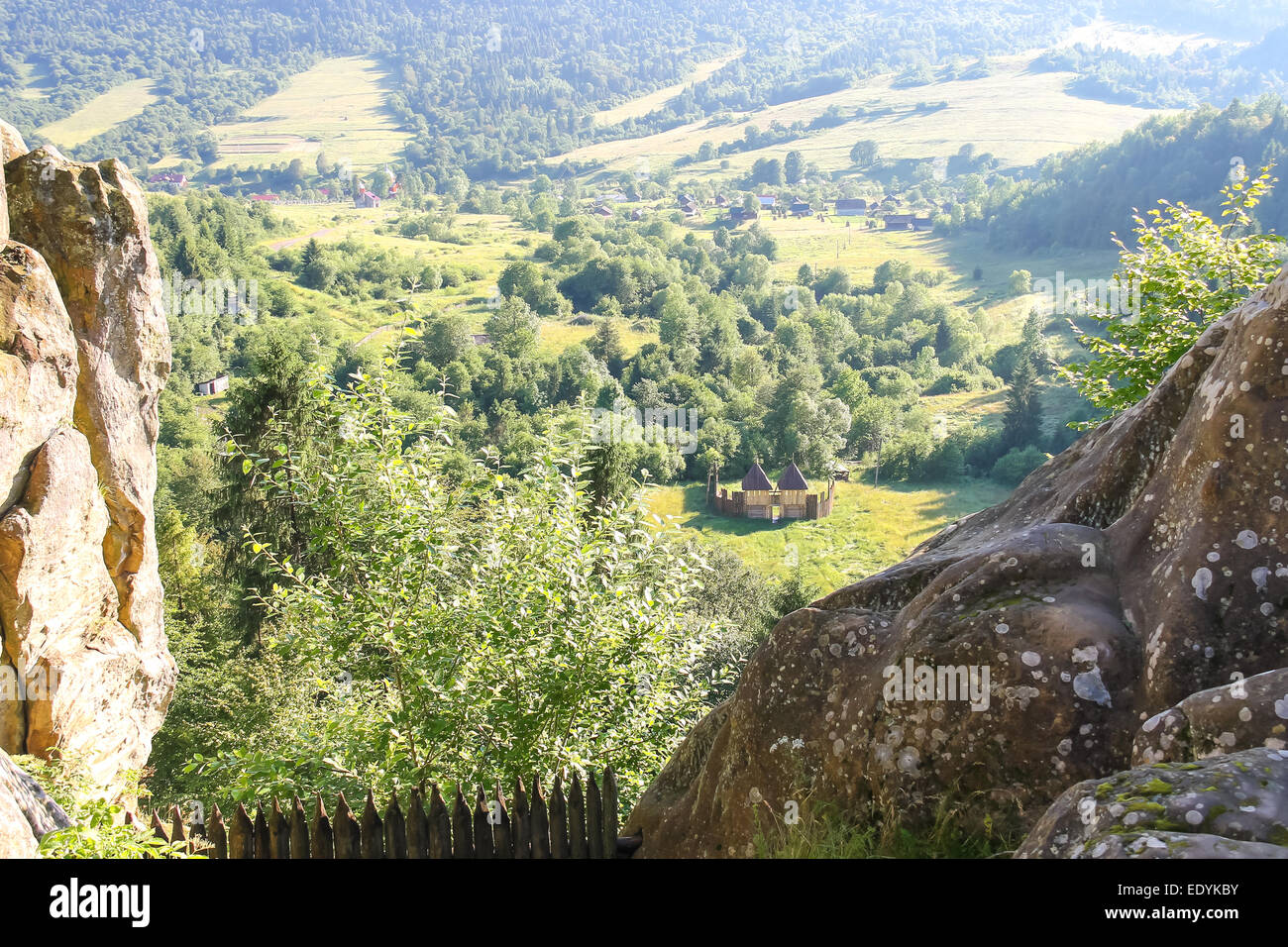 Berg - Festung in der historischen und kulturellen Reserve "Tustan". Ukraine Stockfoto