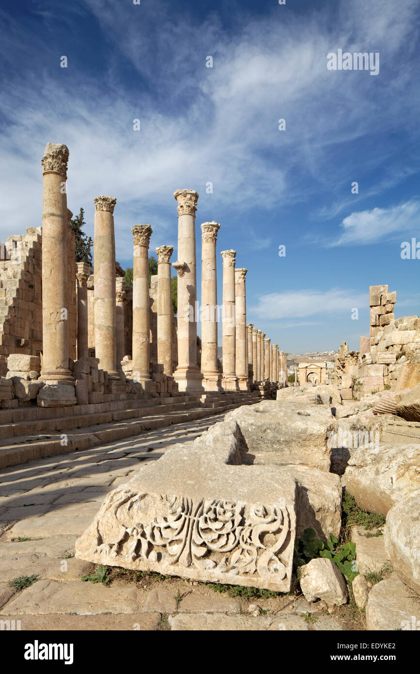 Hauptstraße Cardo Maximus, Säulen, Reliefs, antiken römischen Stadt von Jerash, Bestandteil der Dekapolis, Jerash, Jerash Governorate Stockfoto