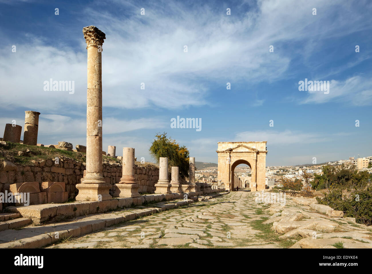 Hauptstraße Cardo Maximus, Nordtor, Säulen, antike römische Stadt Jerash, Bestandteil der Dekapolis, Jerash, Jerash Governorate Stockfoto