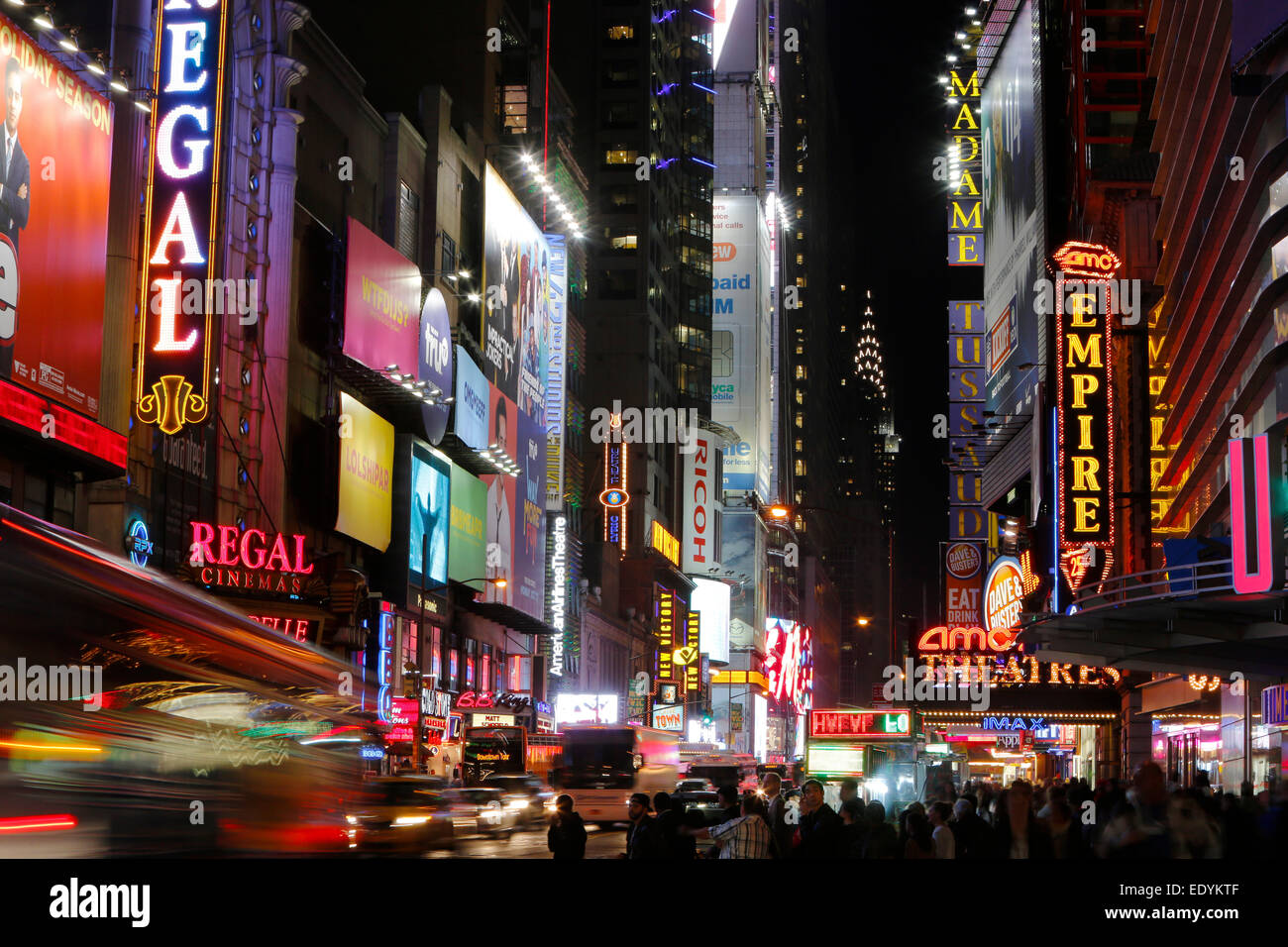 Leuchtreklamen W 42nd Street, Chrysler Building auf der Rückseite, New York City, New York, Vereinigte Staaten von Amerika Stockfoto