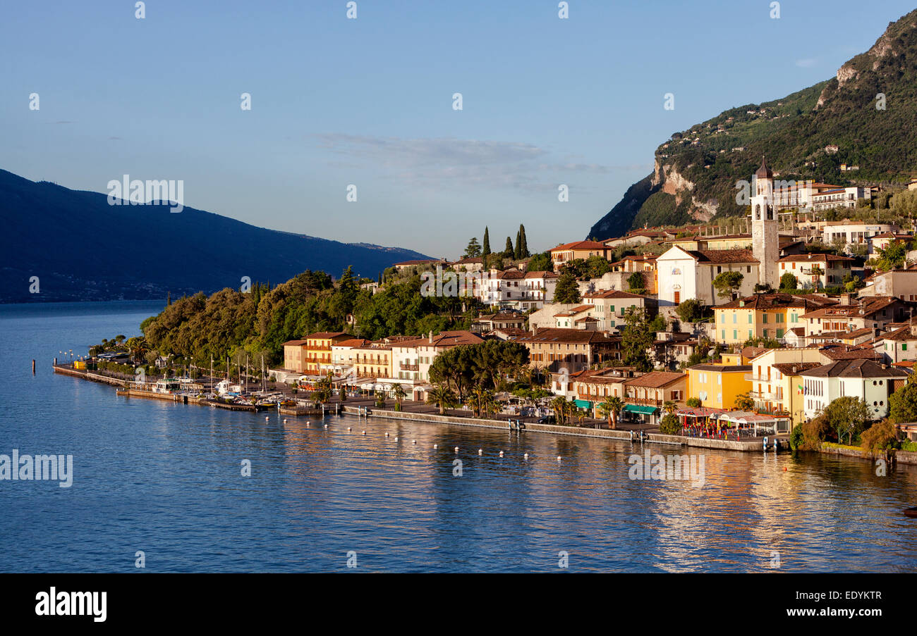 Gardasee mit der Ortschaft Limone Sul Garda, Lombardei, Italien Stockfoto