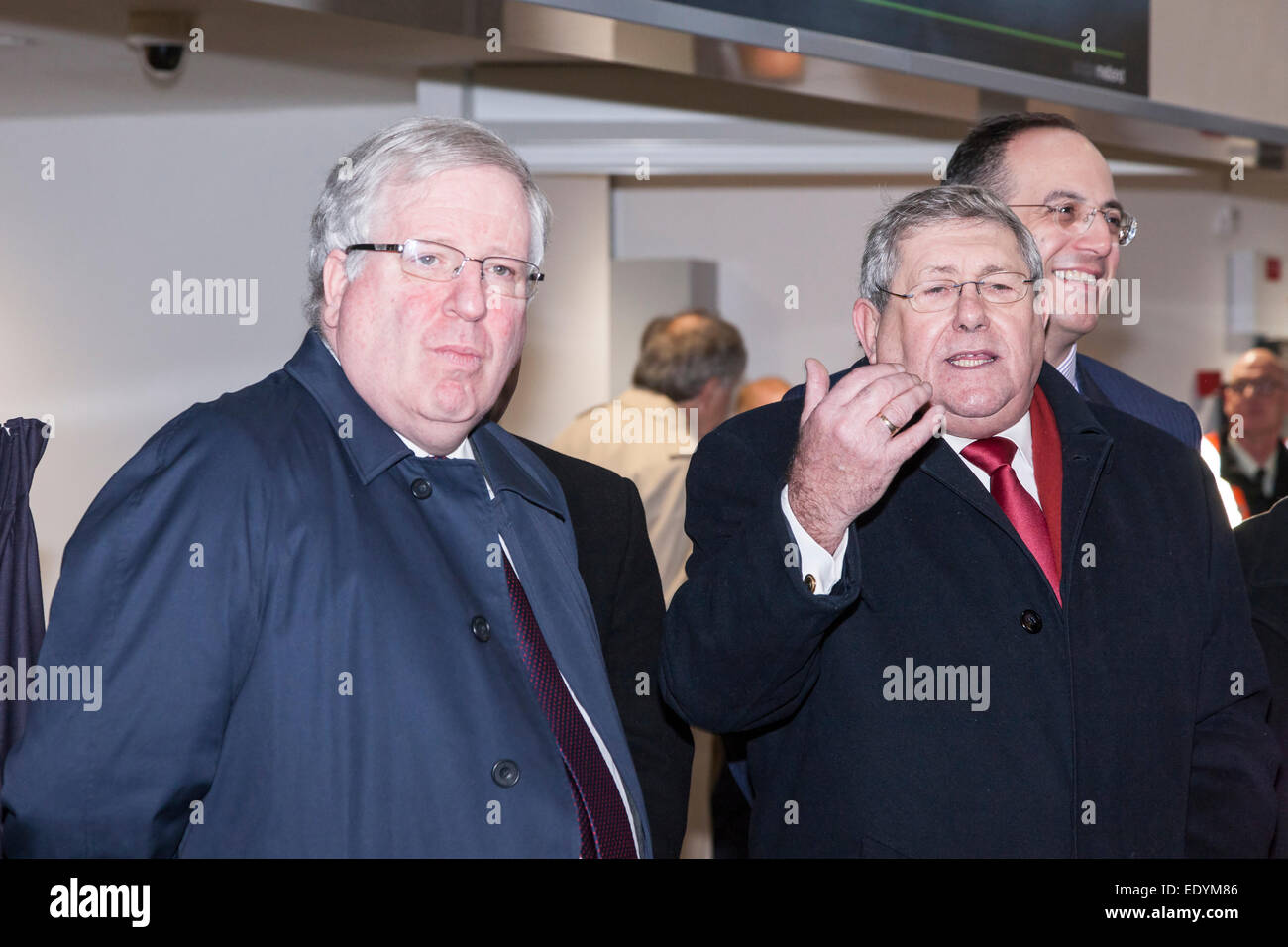 Northampton, UK. 12. Januar 2015. Der neue Bahnhof von Northampton die für Passagiere heute Morgen um 04:00 geöffnet war, ist offiziell eröffnet am 0845 durch die Verkehrsminister Patrick McLoughlin auf der linken Seite durch die Enthüllung einer Gedenktafel, zweiter von rechts Brian Binley Konservativ Parlamentsmitglied für Northampton South. Bildnachweis: Keith J Smith. / Alamy Live News Stockfoto