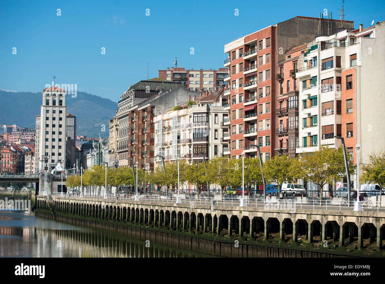 Fluss Nervion, Uferpromenade, Bilbao, Provinz Bizkaia, Pais Vasco, Baskisches Land, Spanien Stockfoto