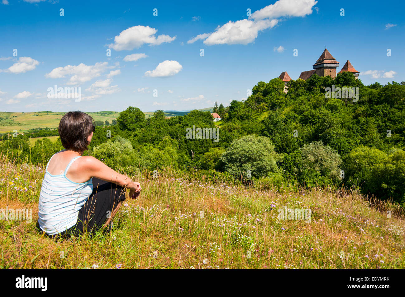 Frau mit Blick auf die befestigte sächsischen Kirche, UNESCO-Weltkulturerbe, Deutsch-Weißkirch, Rumänien Stockfoto