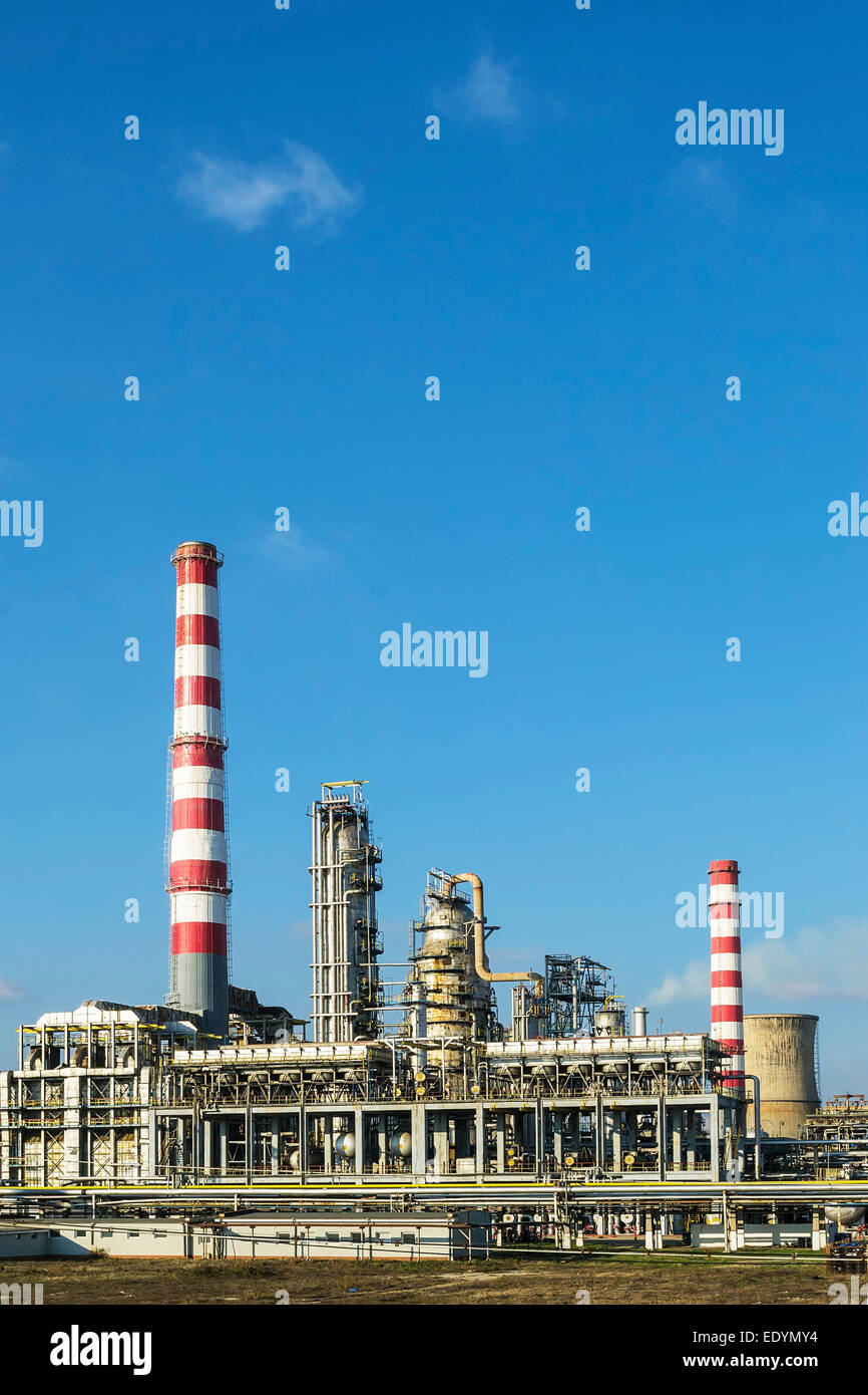 Ein Teil der eine Öl- und Gas-Raffinerie mit verschiedenen petrochemischen Anlagen Stockfoto