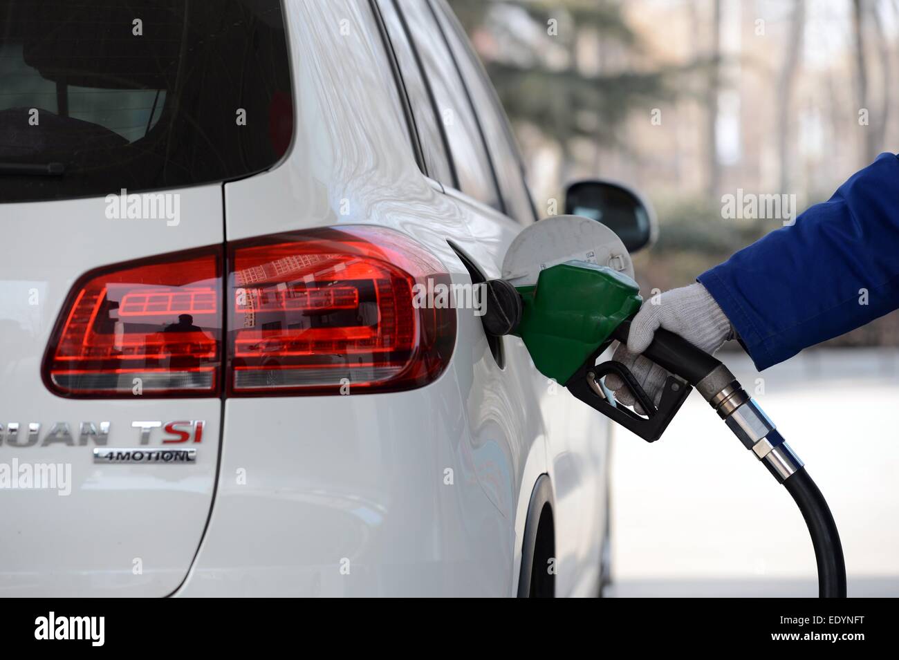 (150112)--BAODING, 12. Januar 2015 (Xinhua)--Angestellter pumpt Kraftstoff in einem Fahrzeug an einer Tankstelle in Baoding, Provinz Hebei North China, 12. Januar 2015. Chinas oberste ökonomische Planer, der National Development and Reform Commission, am Montag kündigte eine Zinssenkung auf den Verkaufspreis von Benzin um 180 Yuan (29 US-Dollar) und jene von Diesel von 230 Yuan (37 US-Dollar) pro Tonne. Unterdessen wird die Steuer auf Benzin auf 1,52 Yuan pro Liter von 1,4 Yuan steigen. Die Abgabe auf Diesel wird bis 1,2 Yuan, nach dem Finanzministerium und der staatlichen Verwaltung von 1,1 Yuan pro Liter erhöht werden Stockfoto