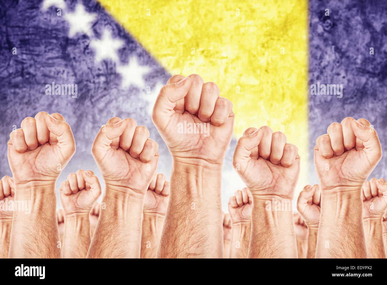 Bosnien und Herzegowina Arbeit Bewegung, Gewerkschaft Streik Konzept mit männlichen Fäuste in die Luft, die für ihre Rechte kämpfen angehoben Stockfoto