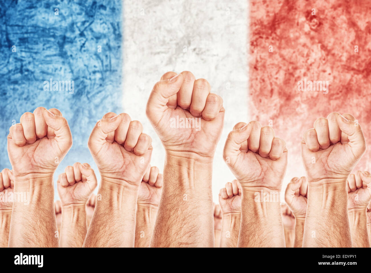 Frankreich-Arbeiterbewegung, Gewerkschaft Streik Konzept mit männlichen Fäuste in die Luft, die für ihre Rechte kämpfen angehoben Stockfoto