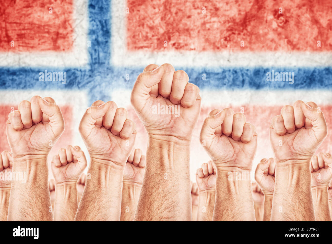 Norwegen-Arbeiterbewegung, Gewerkschaft Streik Konzept mit männlichen Fäuste in die Luft, die für ihre Rechte kämpfen angehoben Stockfoto