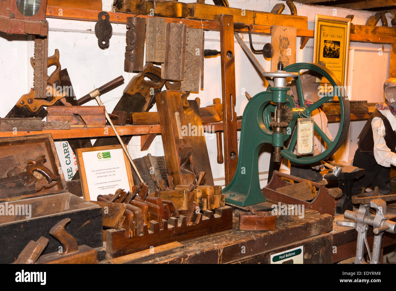 Großbritannien, Wales, Swansea, Parkmill, Gower Heritage Centre, Holzbearbeitung Werkstatt Werkzeuge anzeigen Stockfoto
