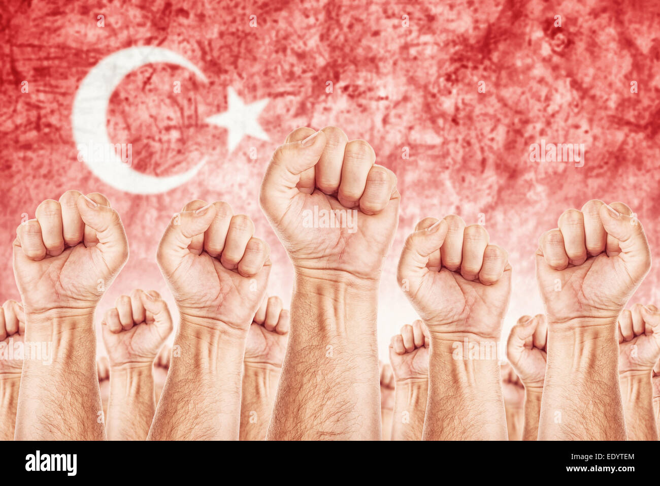 Türkei-Arbeiterbewegung, Gewerkschaft Streik Konzept mit männlichen Fäuste in die Luft, die für ihre Rechte kämpfen angehoben Stockfoto