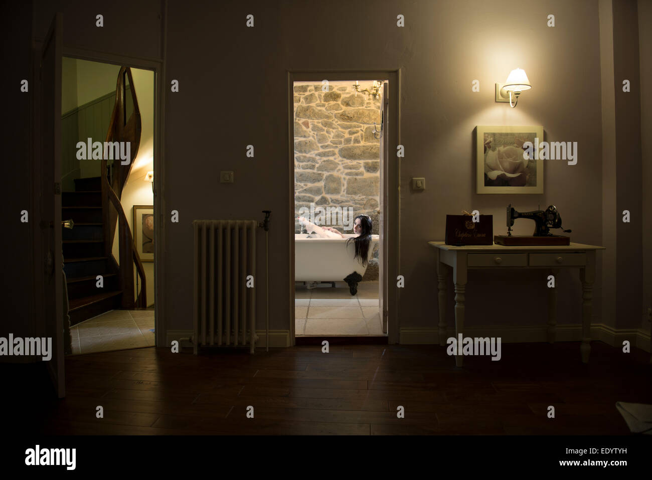 Voyeuristischen voyeur Frauen in der Badewanne baden. Credit: LEE RAMSDEN/ALAMY Stockfoto