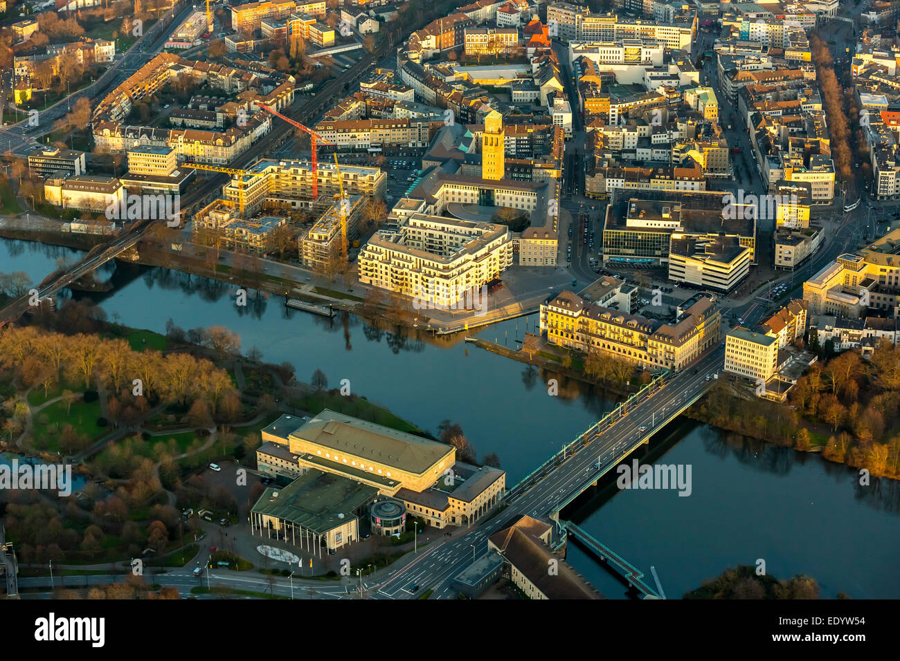 Luftaufnahme, Rathaus, Stadtentwicklungsprojekt Ruhrbania, Abendlicht, Mülheim an der Ruhr, Ruhrgebiet Stockfoto