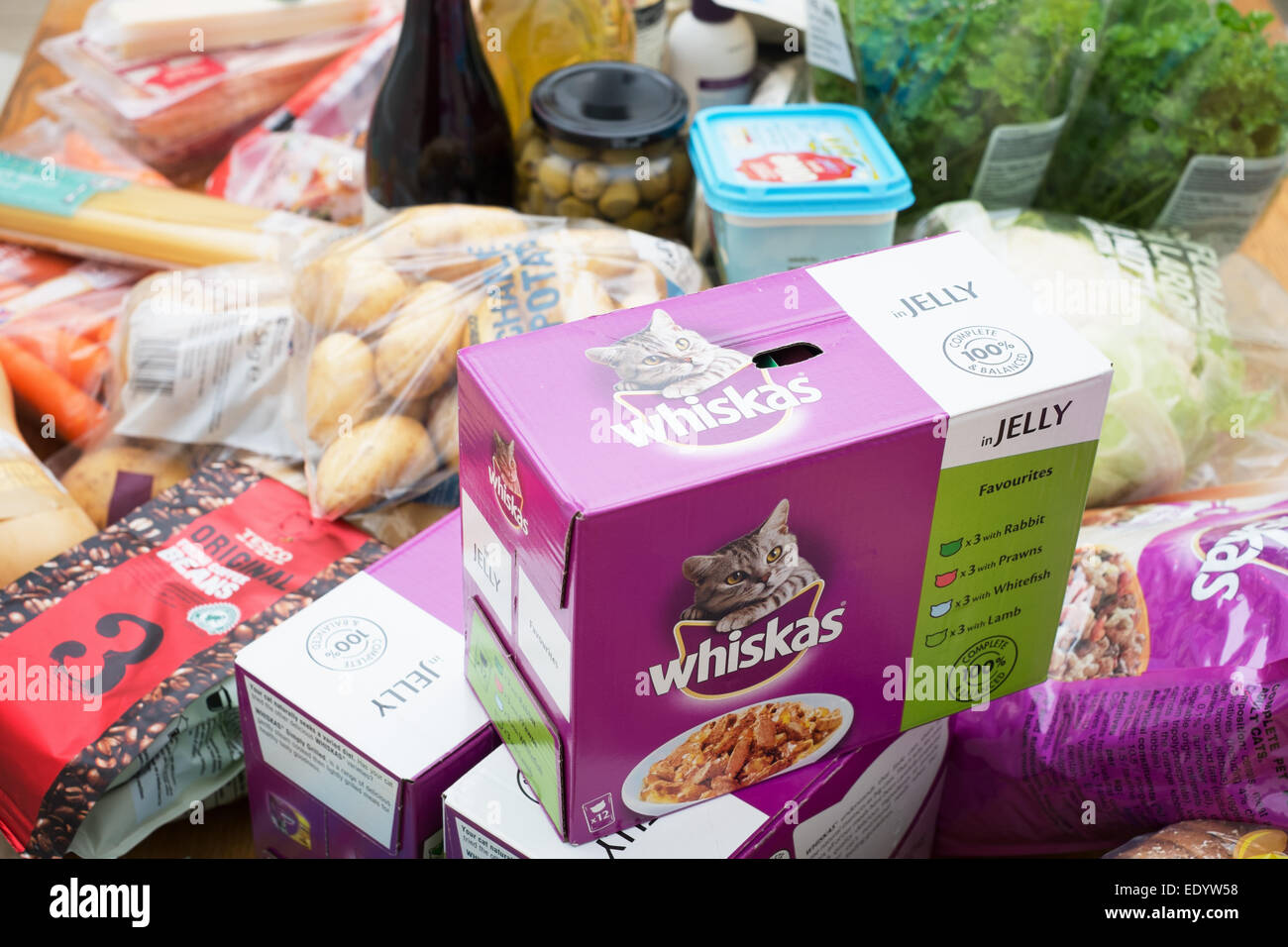 Der wöchentliche Lebensmittel-Laden: eine Vielzahl von Lebensmitteln gekauft bei Tesco Supermarkt - einige Tescos Marke sind. Stockfoto