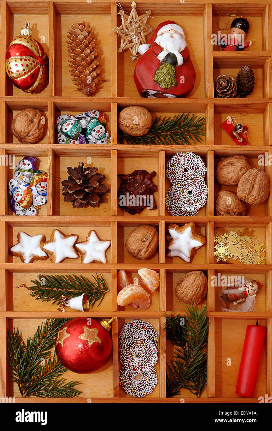 Weihnachtsschmuck und Süßigkeiten in eine Art Fall oder Groß-/Kleinschreibung Stockfoto