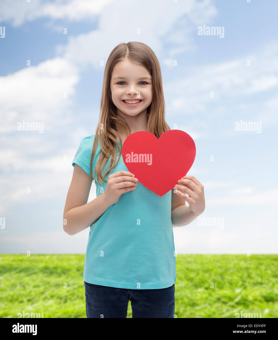 lächelndes Mädchen mit roten Herzen Stockfoto