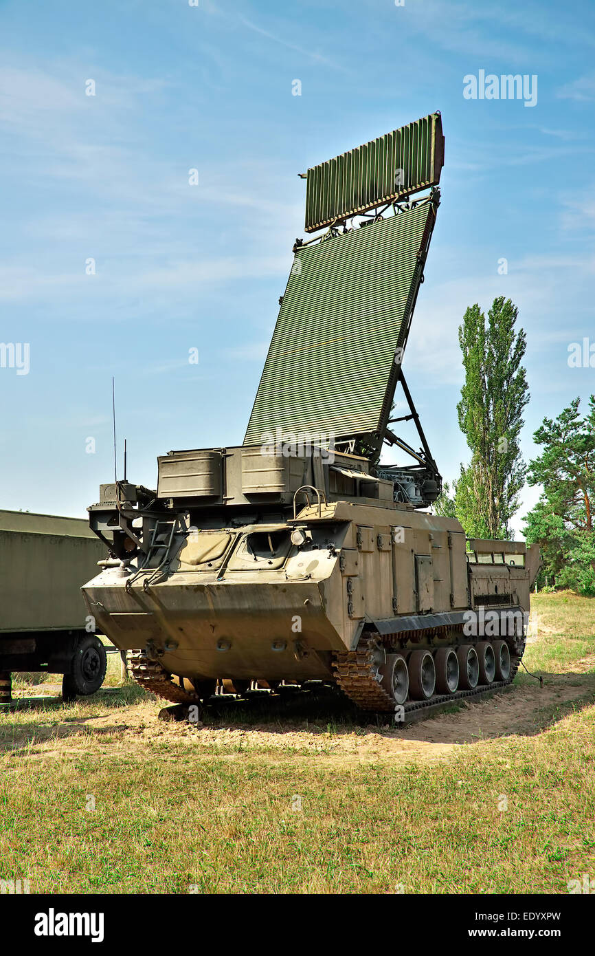 Luft Verteidigung mobile Radar gepanzertes Fahrzeug auf position Stockfoto