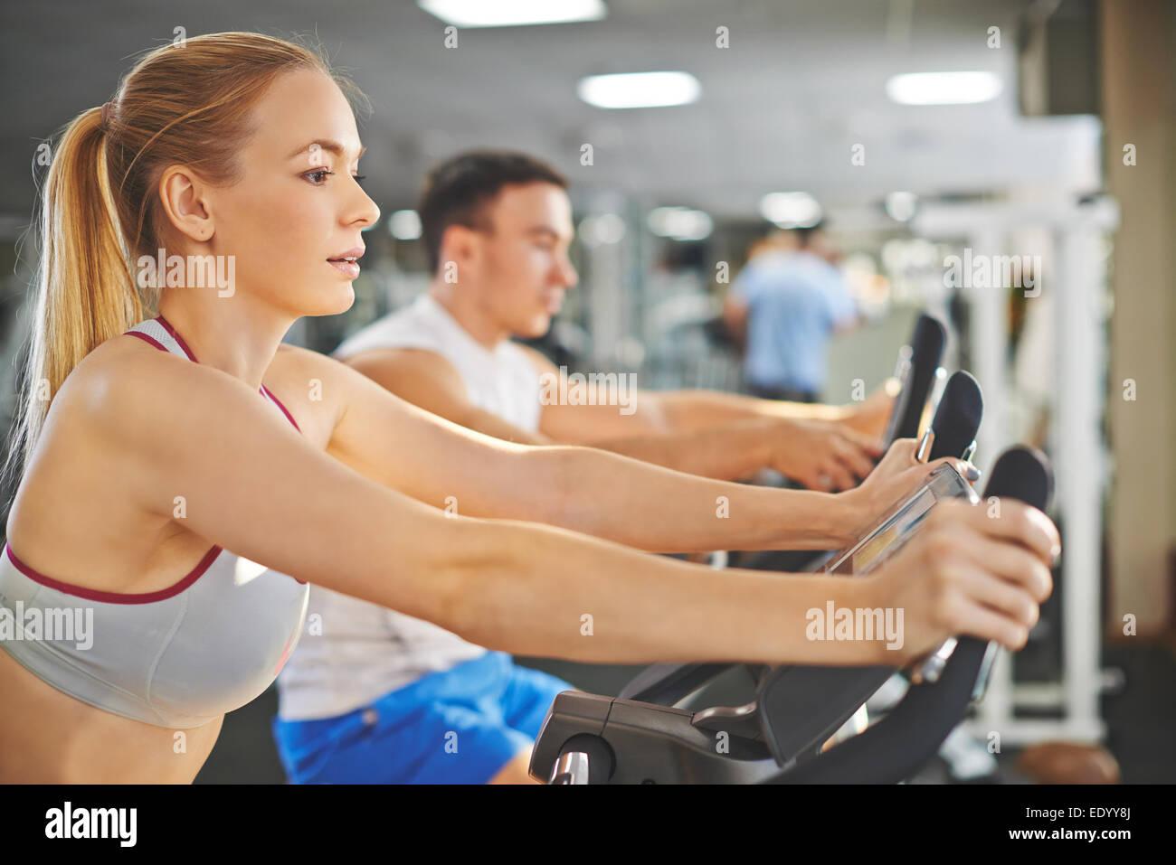 Porträt der jungen Frau und Mann beim Training im Fitness-Studio Stockfoto