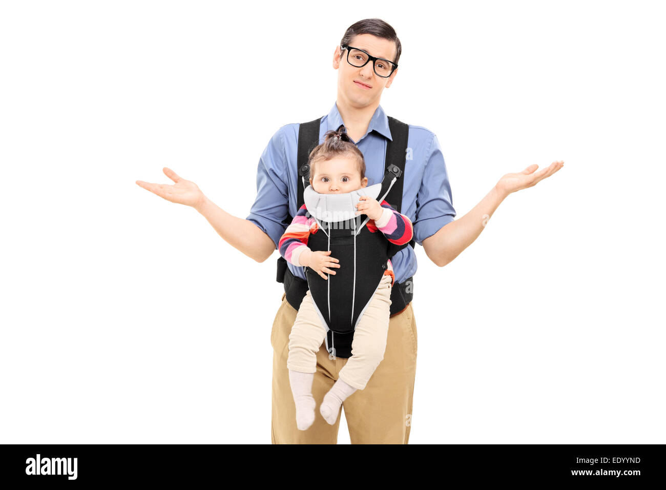 Hilflose Vater mit seiner Tochter und Gestikulieren mit den Händen isoliert auf weißem Hintergrund Stockfoto